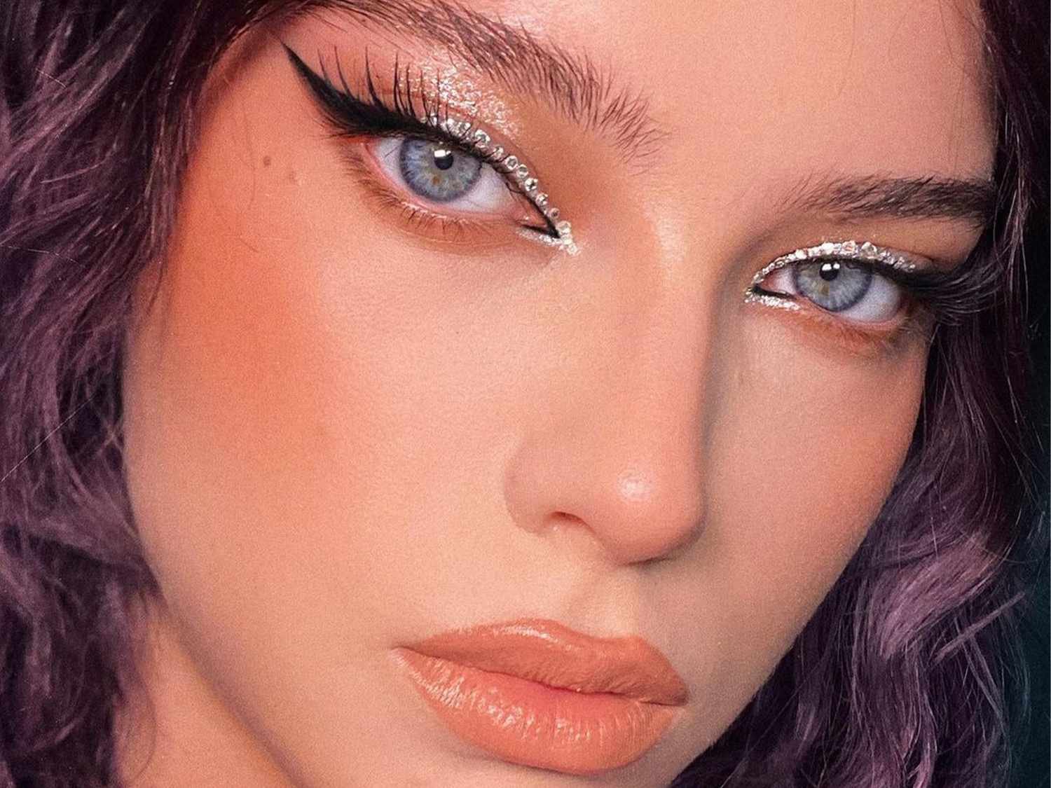 12 Silver Makeup Looks to Bring the Chromecore Trend to Your Makeup Routine