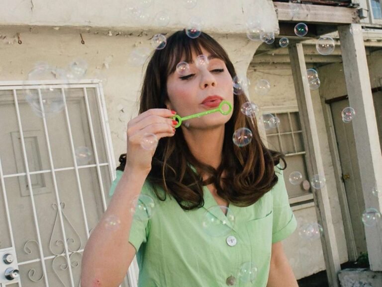 30 Mid-Length Haircuts With Fringe Bangs: Edge and Elegance Guaranteed!