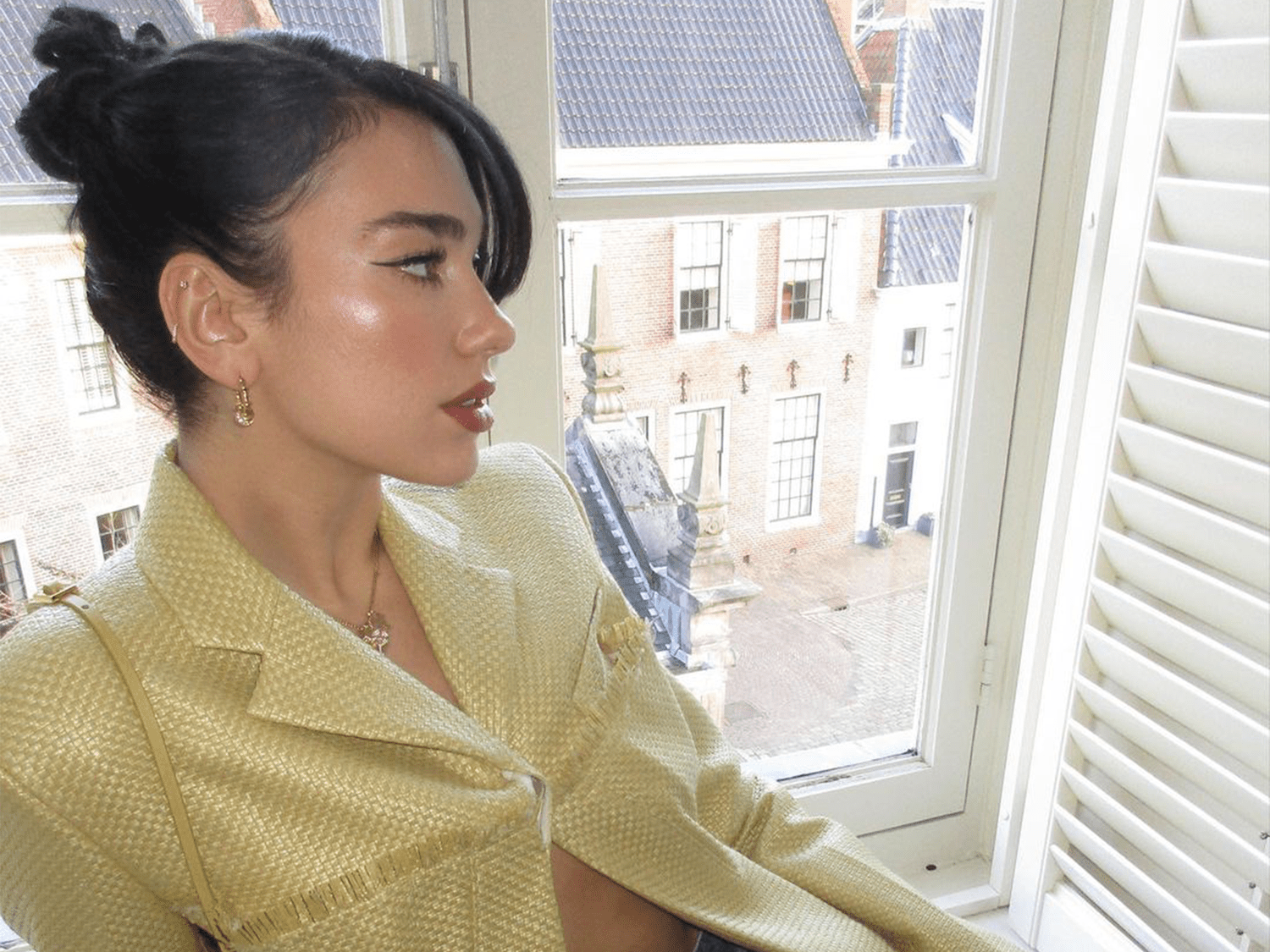 Dua Lipa'S Makeup Artist Just Shared Her Genius "Butterfly" Highlighter Technique